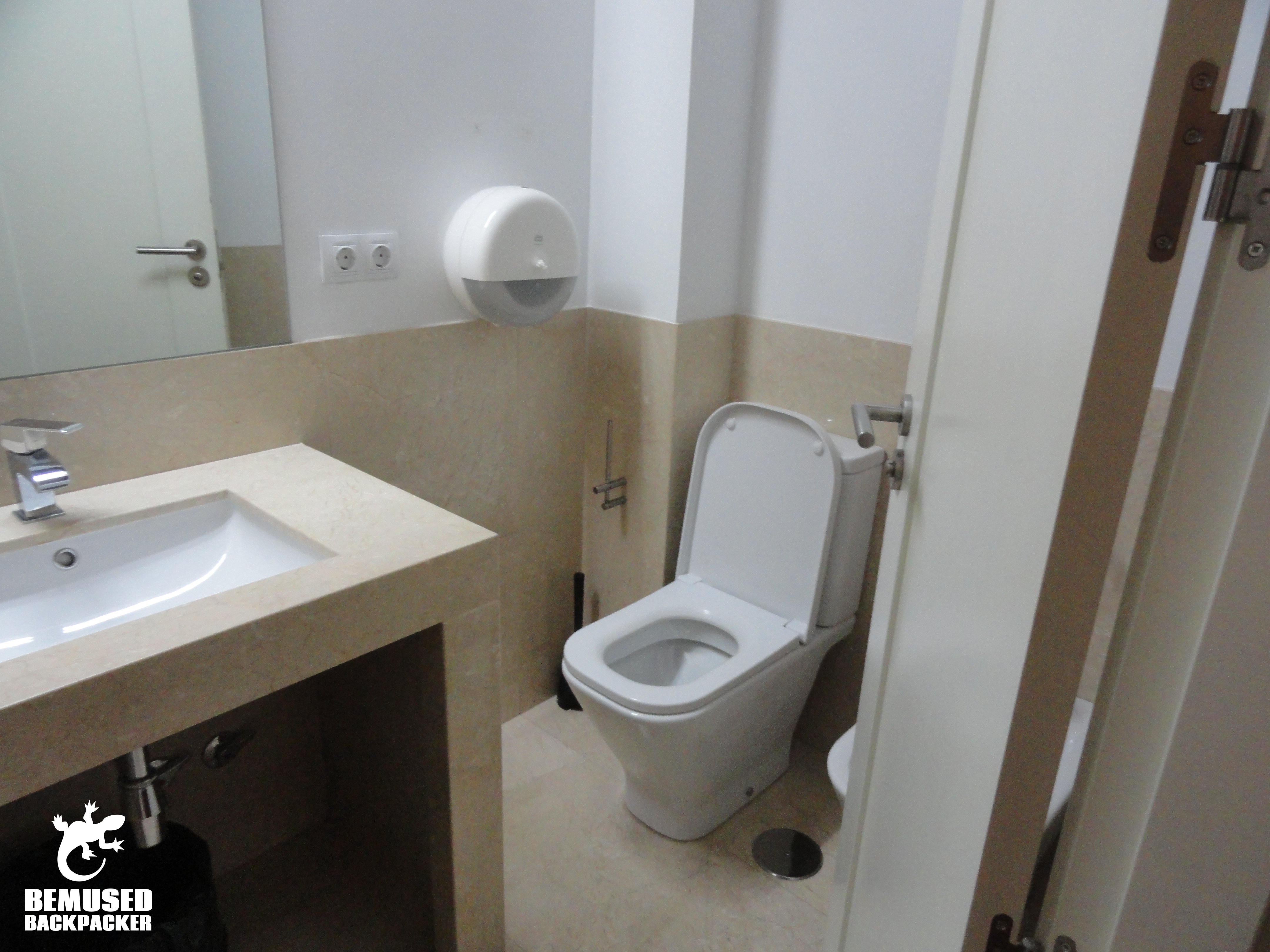 granada-inn-spain-review-bathroom