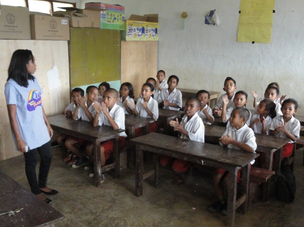 Bemused Backpacker responsible tourism Volunteering in a school in Indonesia